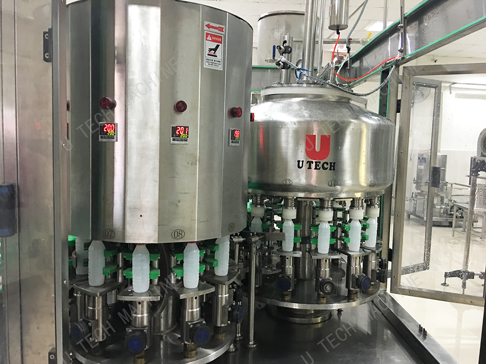 5000BPH Botella de plástico automática Lichi Jugo Papel de aluminio Llenado Embotellado Sellado Precio de la máquina