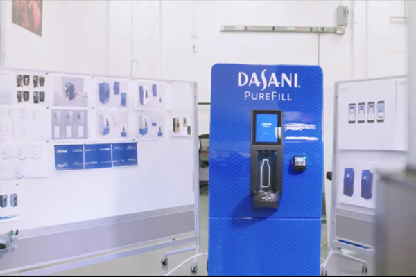 COKE ESTÁ PROBANDO UNA MÁQUINA DE AGUA LIBRE EN CAMPUS UNIVERSITARIOS