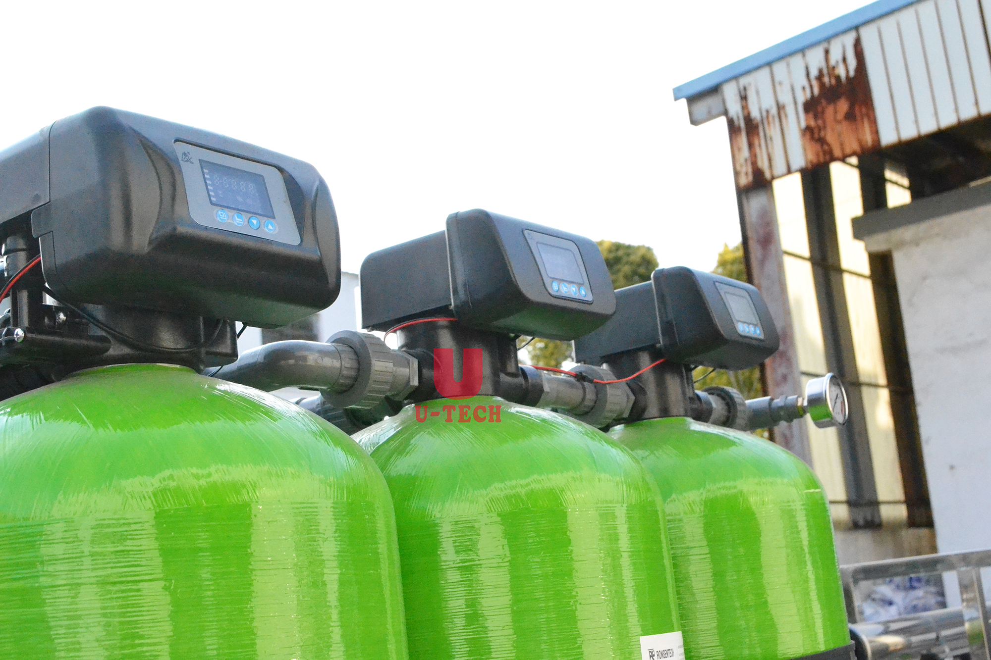 El tanque de FRP con la planta del sistema de tratamiento de agua potable de la primavera mineral pura del RO