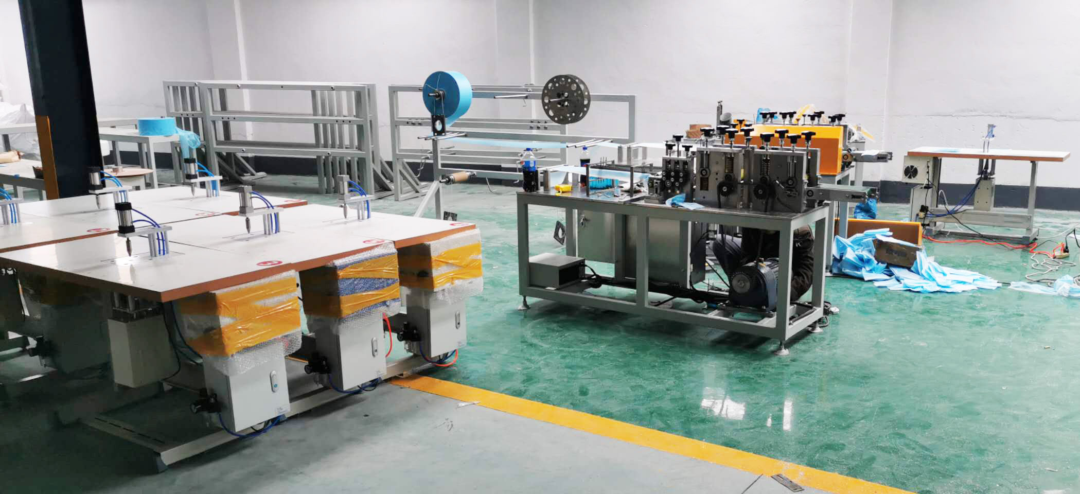 Mascarilla desechable semiautomática de 3 capas que hace la máquina lista para enviar a Indonesia