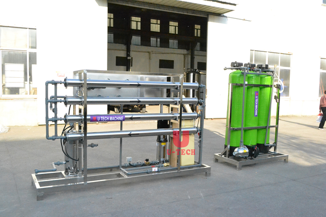 El tanque de FRP con la planta del sistema de tratamiento de agua potable de la primavera mineral pura del RO